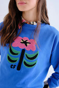 Sudadera azul cobalto de mujer con parche floral multicolor Neo Garden de Compañía Fantástica