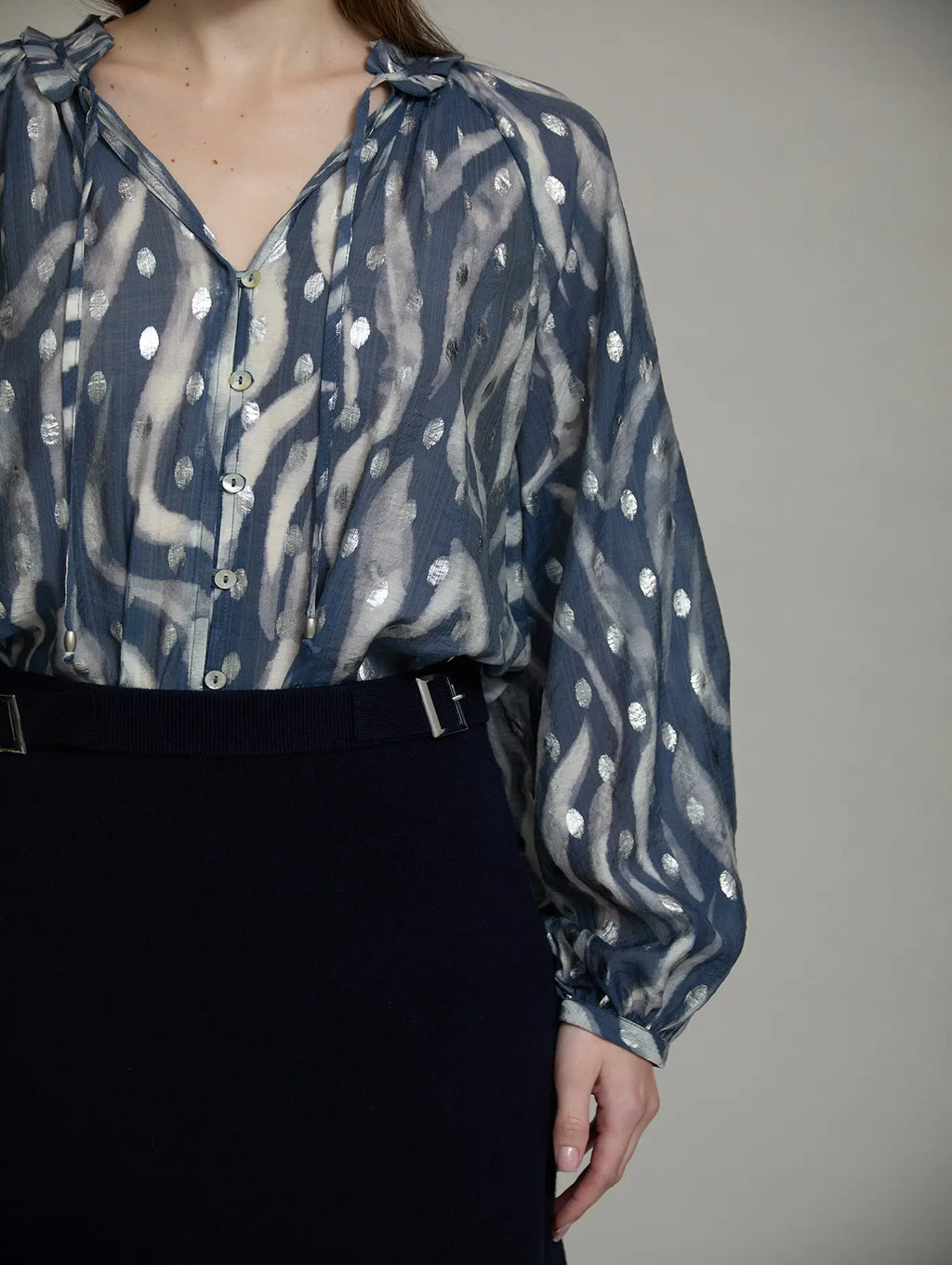 Falda Dalia de SKATIE midi de punto azul marino con hebillas metálicas en la cintura 