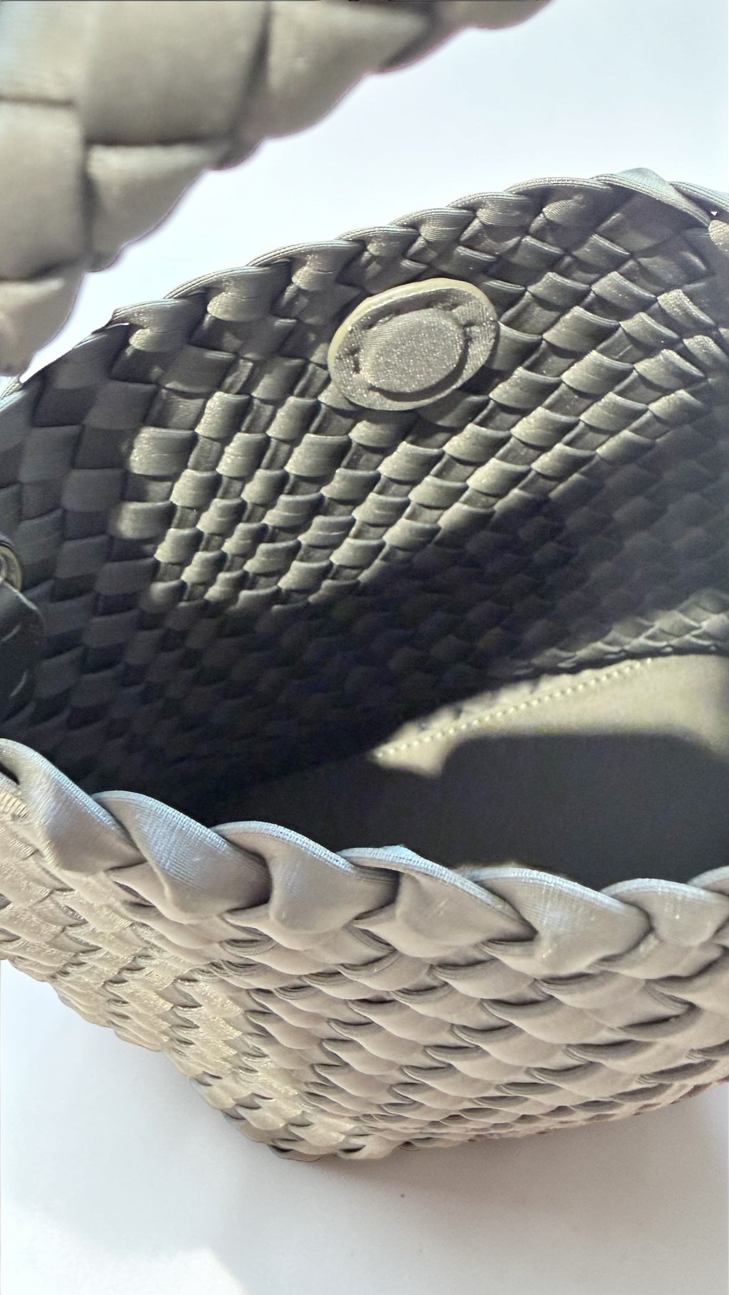detalle interior bolso origami mini neopreno verde kaki cierre iman alta calidad