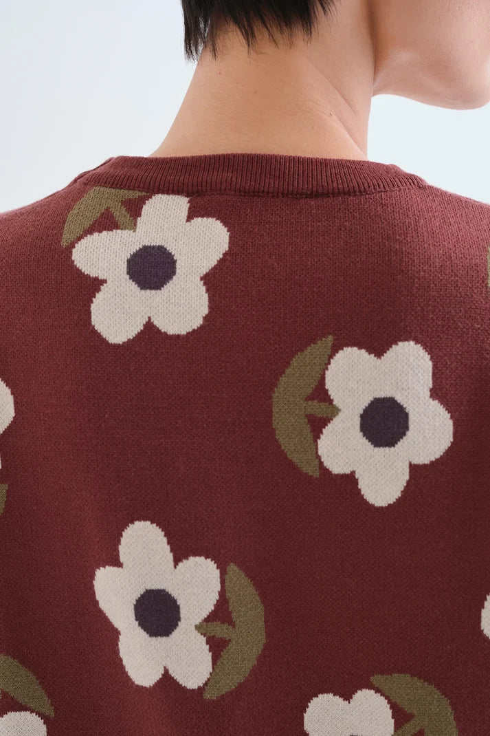 Detalle del estampado floral jacquard en tonos granate, verde, rosa y crudo
