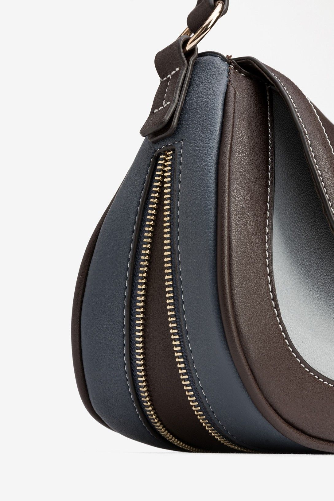 Detalle cremallera lateral bolso Vilanova marrón