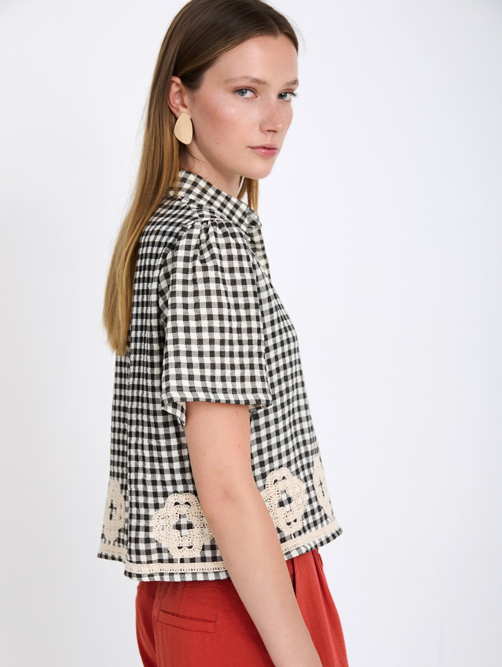 detalle bordado camisa vichy Skatie