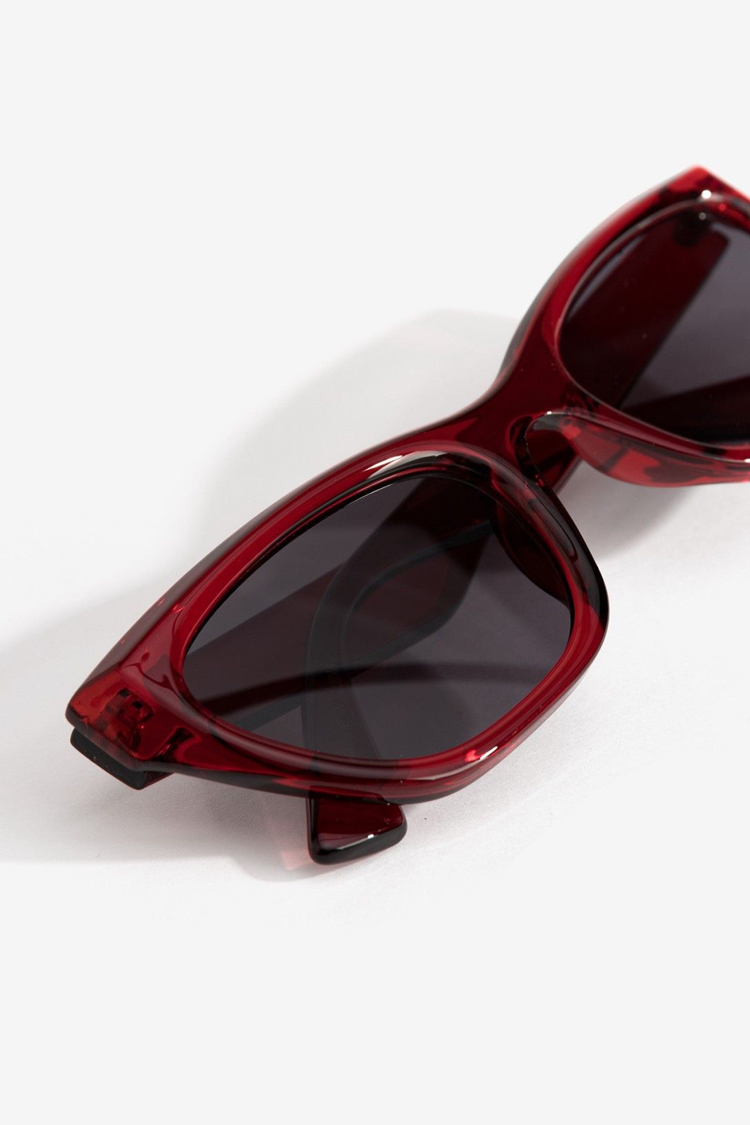 Gafas de sol rojas detalle montura y lentes Vilanova Cotton Grey Asturias