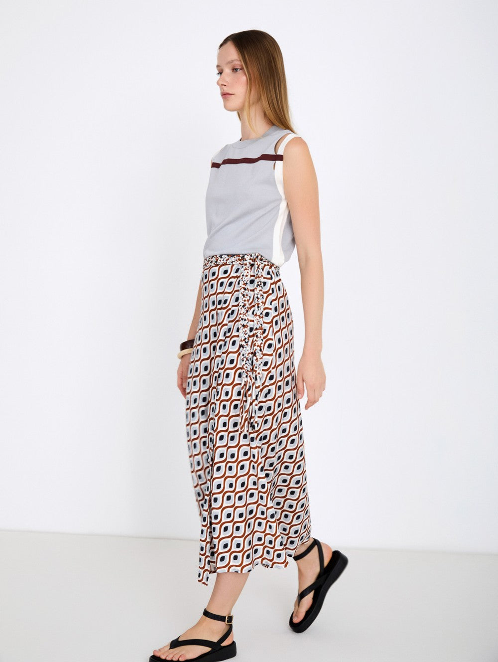 look completo camiseta y falda Lua midi fluida estampado retro Skatie