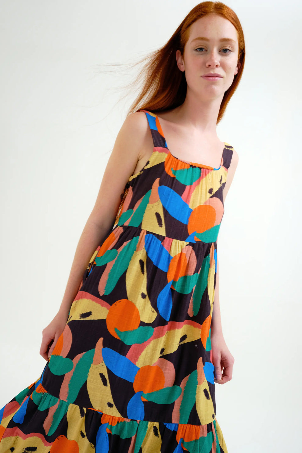Look verano mujer vestido largo colorido y fluido