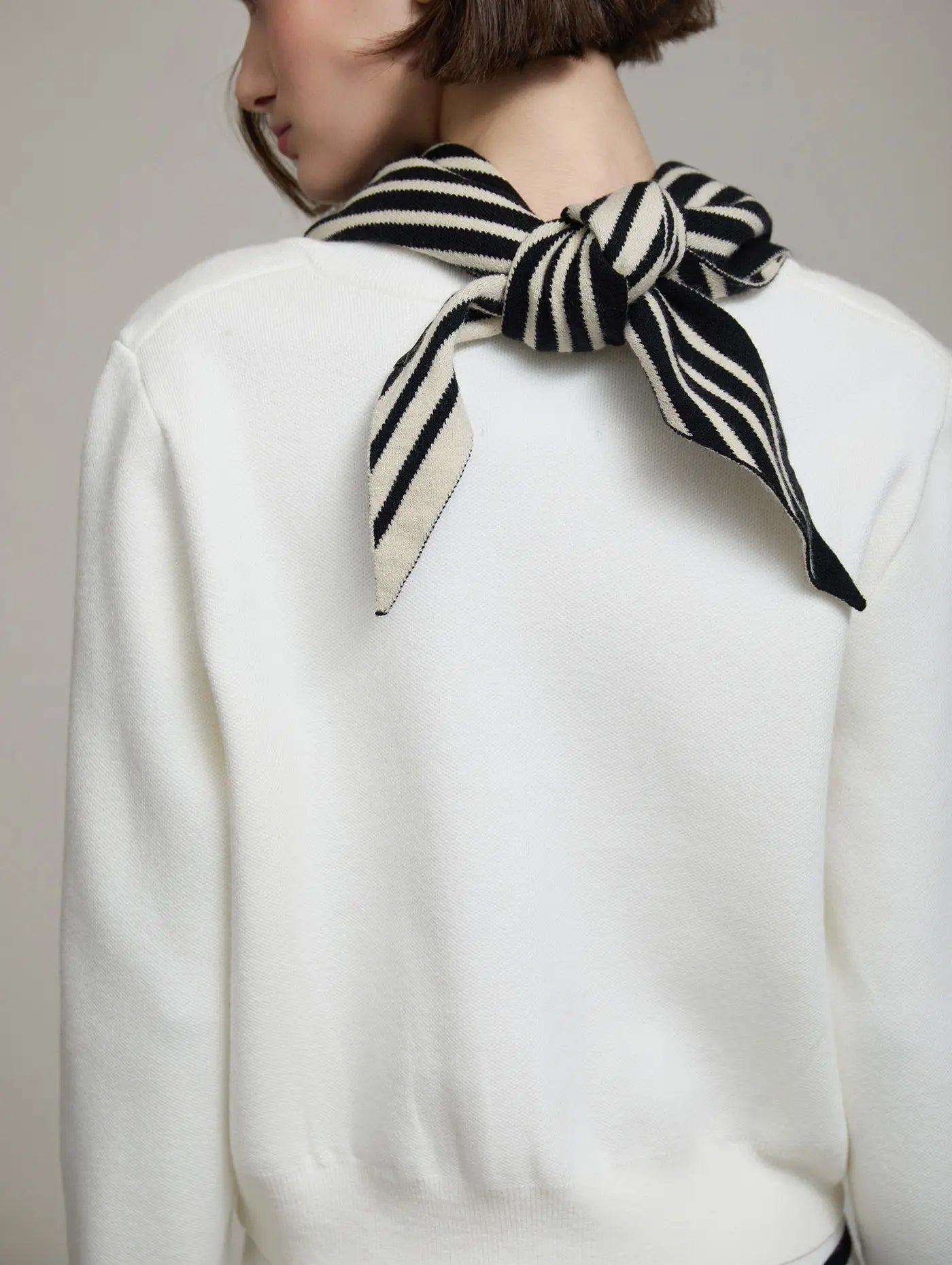 detalle nudo pañuelo jacquard a rayas blancas y negras reversible skatiebrand cotton grey.