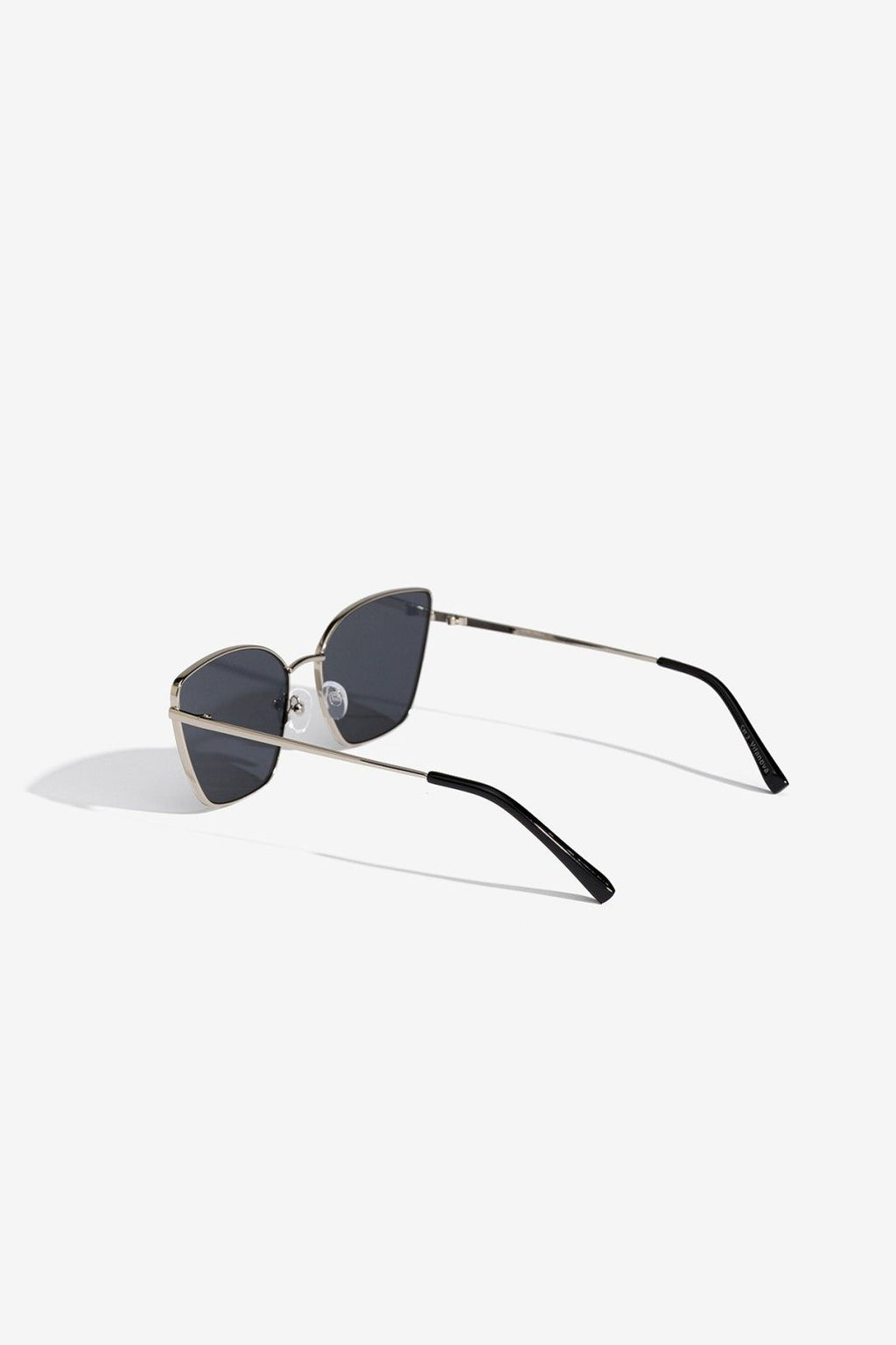 Gafas de sol metálicas vista lateral varillas negras Vilanova Cotton Grey Asturias