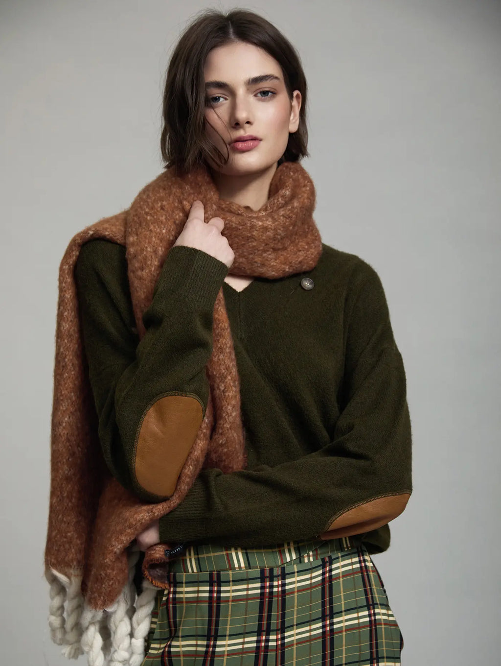 look modelo con complemento Maxibufanda doble cara granate y teja jaspeada y coletas beige en contraste skatiebrand