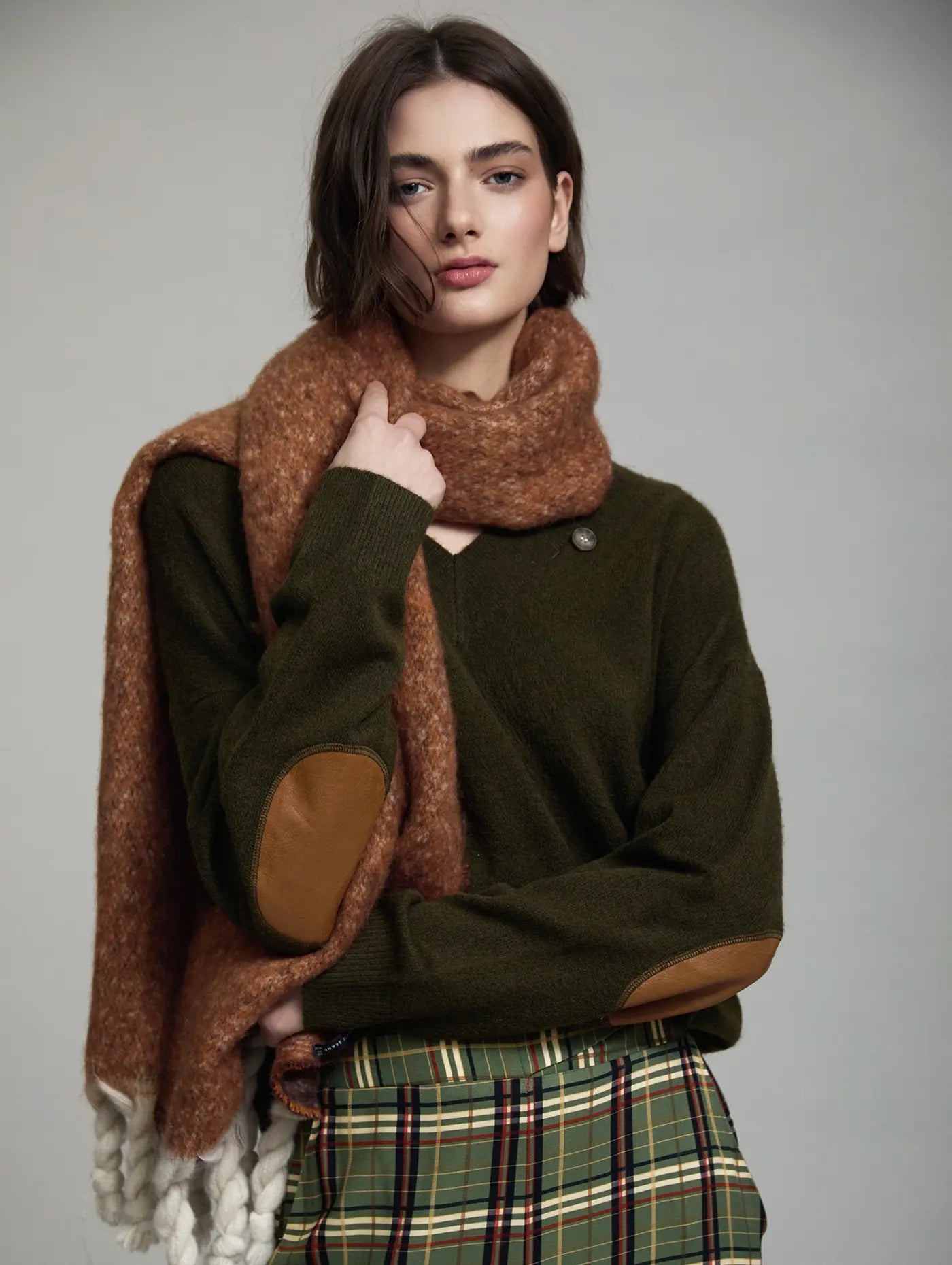 look modelo con complemento Maxibufanda doble cara granate y teja jaspeada y coletas beige en contraste skatiebrand
