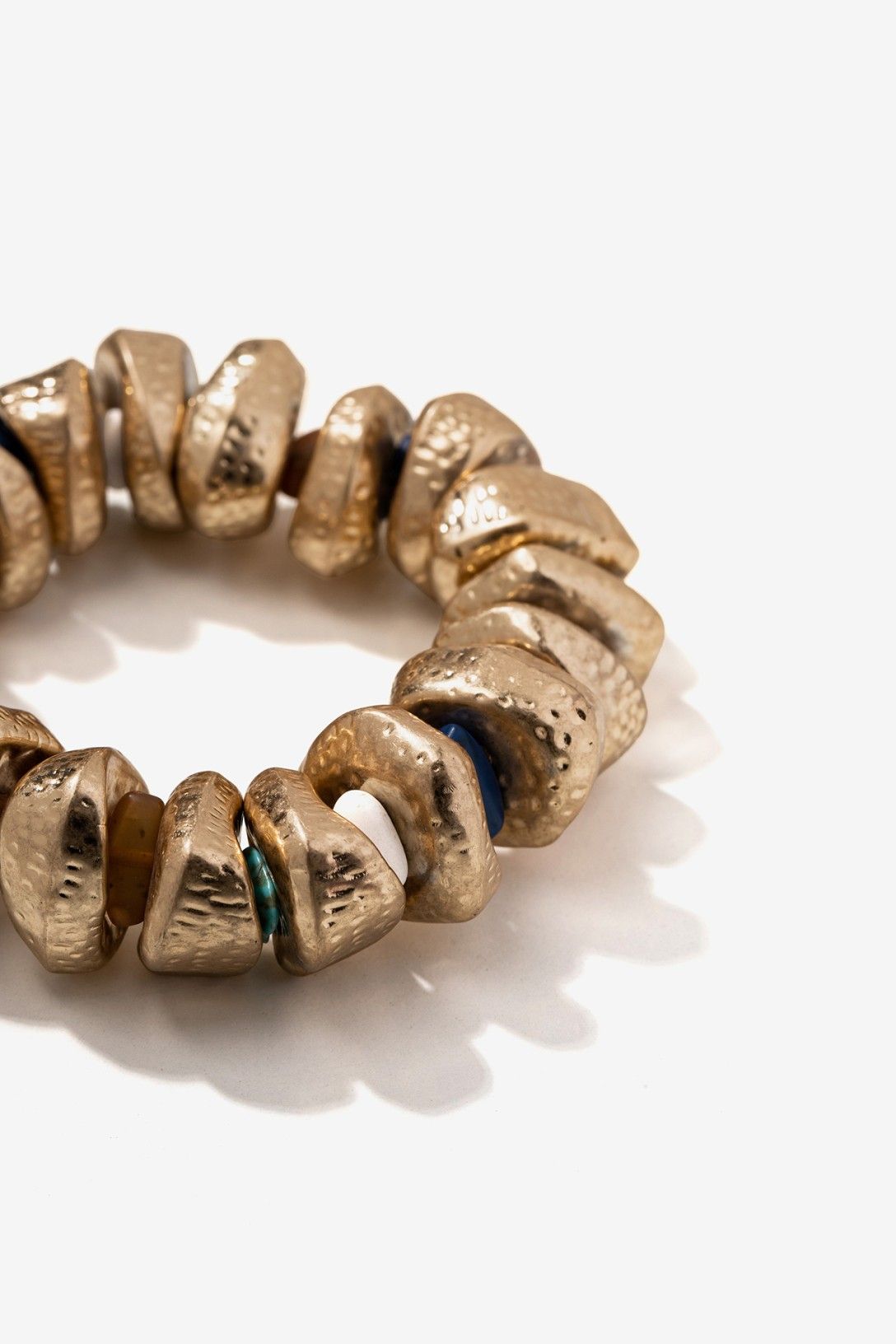 Pulsera Naker dorada con piezas irregulares Vilanova