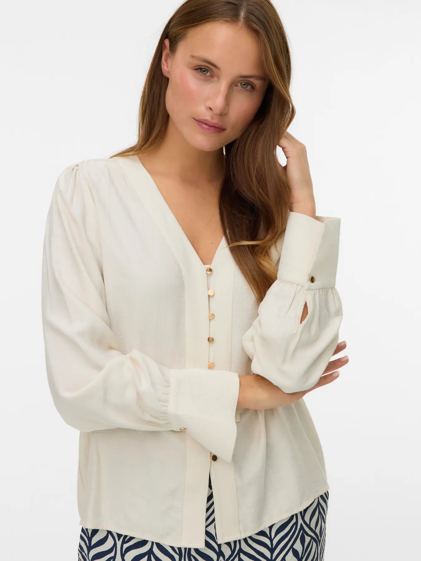 Camisa cuello pico Detalle puños con boton dorado de vila