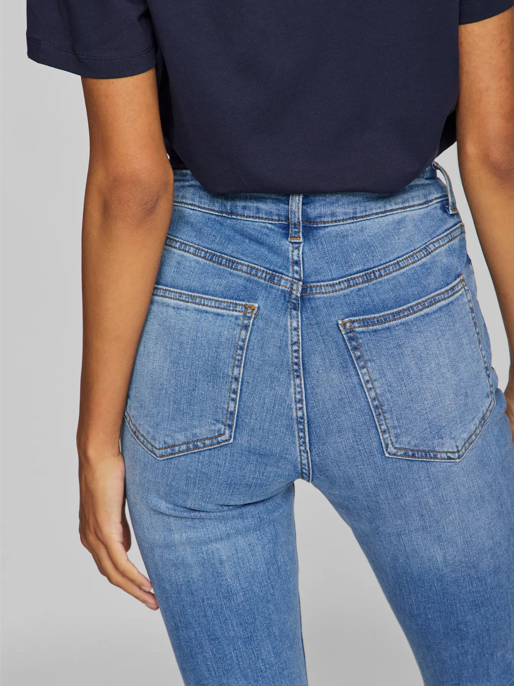 vaquero campana tiro medio VILA vista trasera Cotton Grey Piedras Blancas