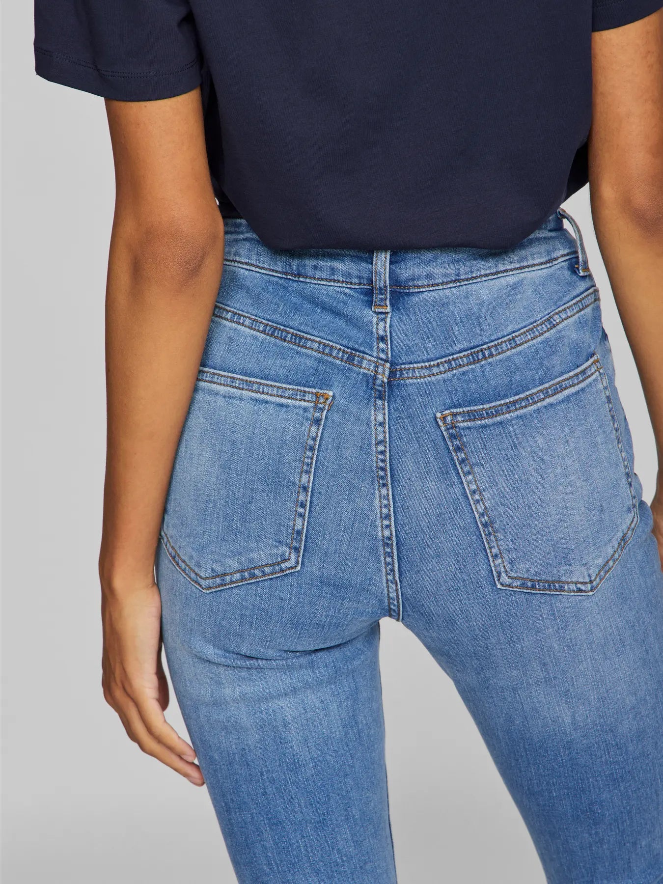 vaquero campana tiro medio VILA vista trasera Cotton Grey Piedras Blancas