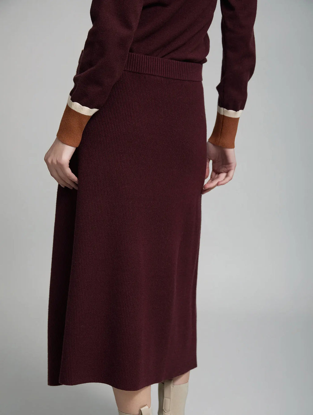 Vista trasera Falda Conjunto Marsala de SKATIE en color burdeos