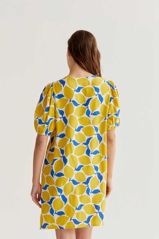 Vista trasera de vestido corto estampado de limones con manga corta abullonada de Compañía Fantástica en Cotton Grey