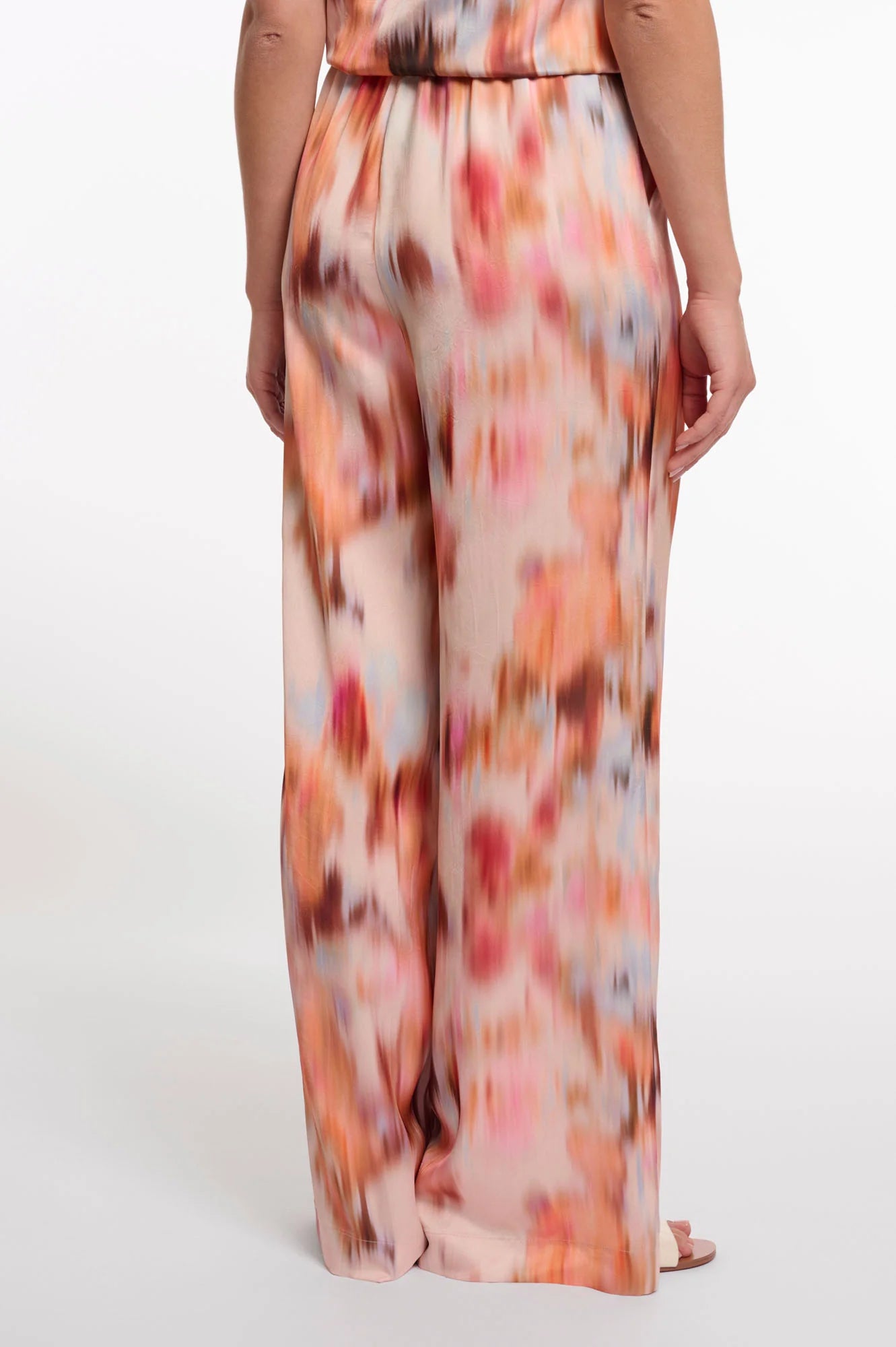 detalle trasero pantalón Floré Rino & Pelle estampado acuarela coral