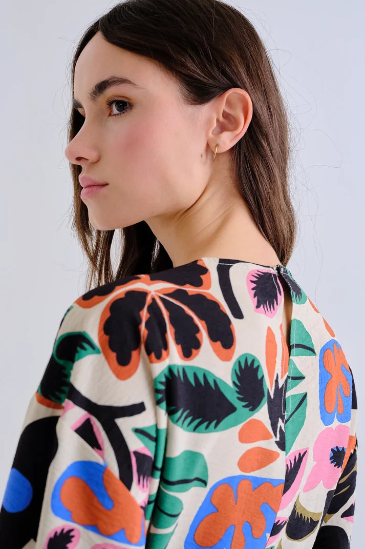 Vestido corto multicolor de flores con cintura marcada y falda fluida de Compañía Fantástica