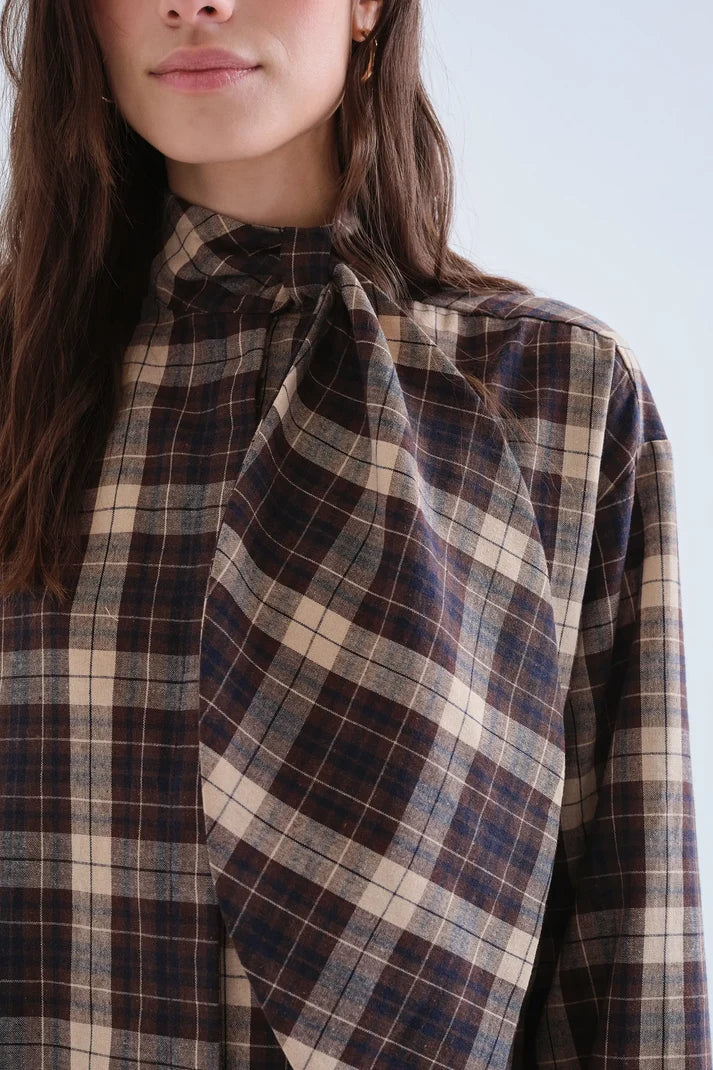 Detalle de la lazada al cuello del Vestido Charlotte de cuadros marrones