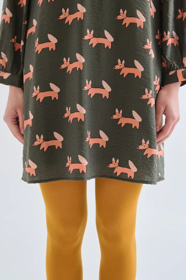 Vestido Volpe verde con estampado de zorros y manga larga visto por detrás