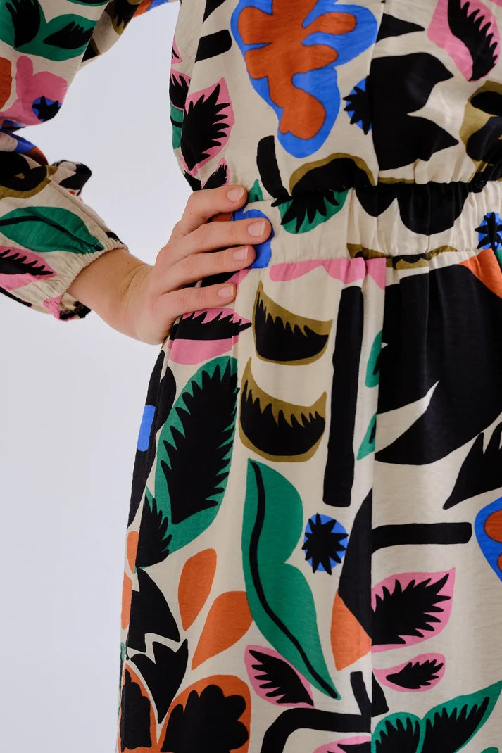 Vestido de mujer con estampado de flores multicolor y largo midi de Compañía Fantástica