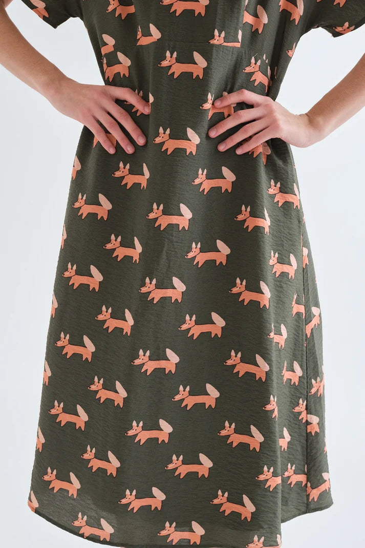 Vestido midi Volpe con estampado de zorros, cuello redondo y manga corta