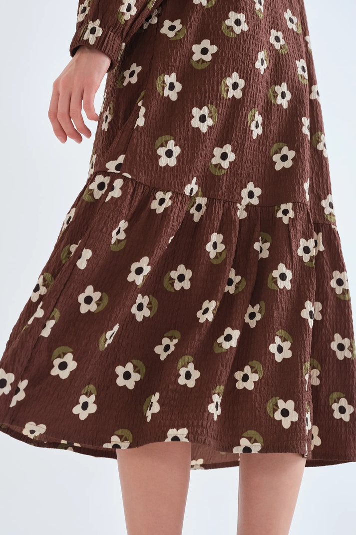 Detalle del estampado floral multicolor y volantes del vestido Santini de Compañía Fantástica