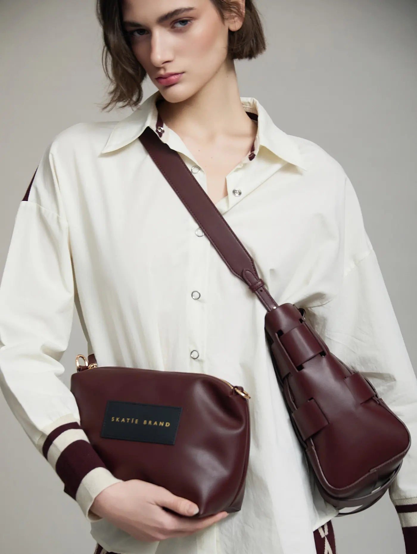 Neceser y bolso 2 en 1  tote y dos bandoleras en color burdeos- granate- borgundi de skatie brand