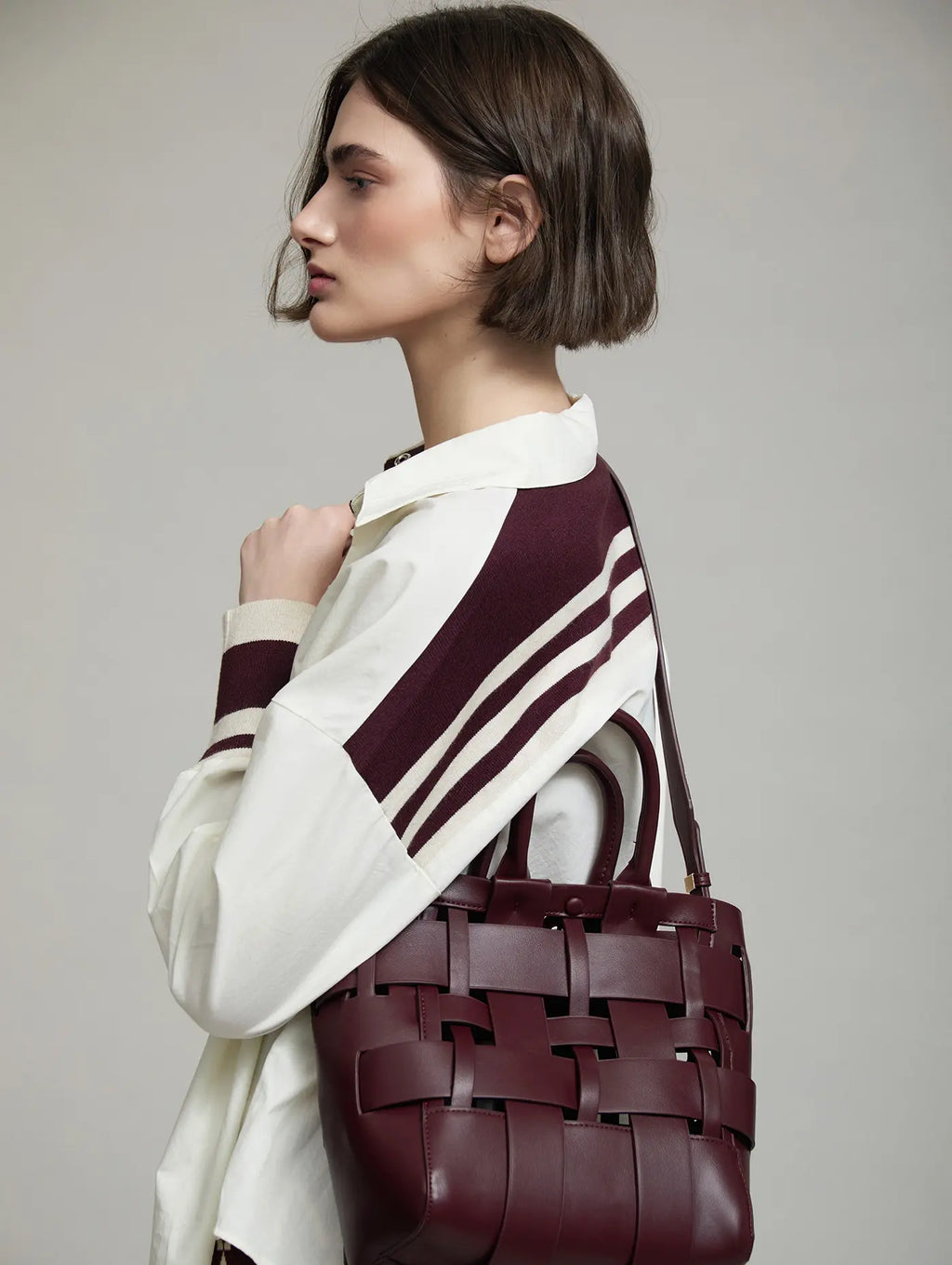 modelo con Bolso tote granate efecto cesta con bandolera y neceser interior como bolso independiente con bandolera skatie brand en cotton grey
