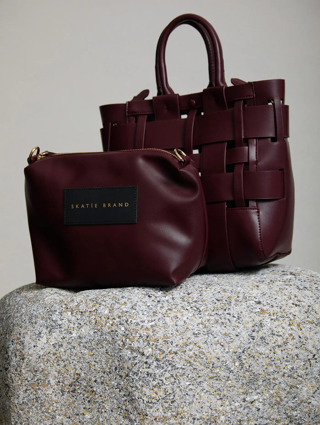 Bolso tote granate efecto cesta con bandolera y neceser interior como bolso independiente con bandolera skatie brand en cotton grey