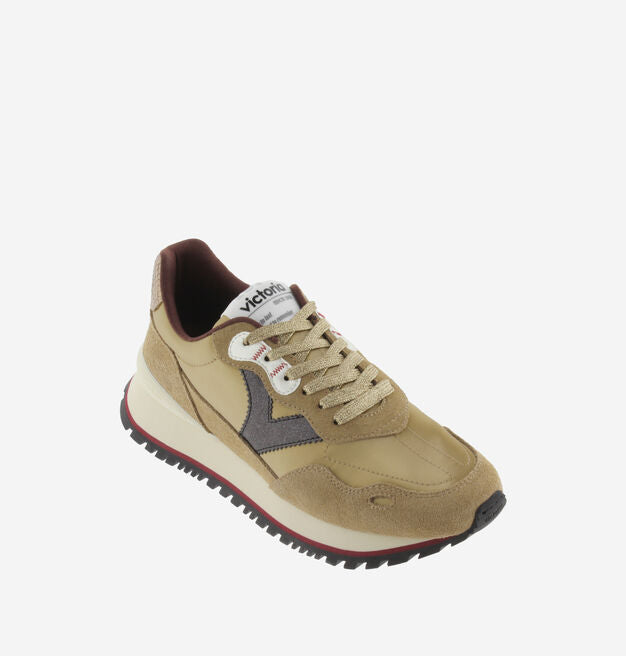 Sneakers Viento de Victoria vista en perspectiva. color camel herraje