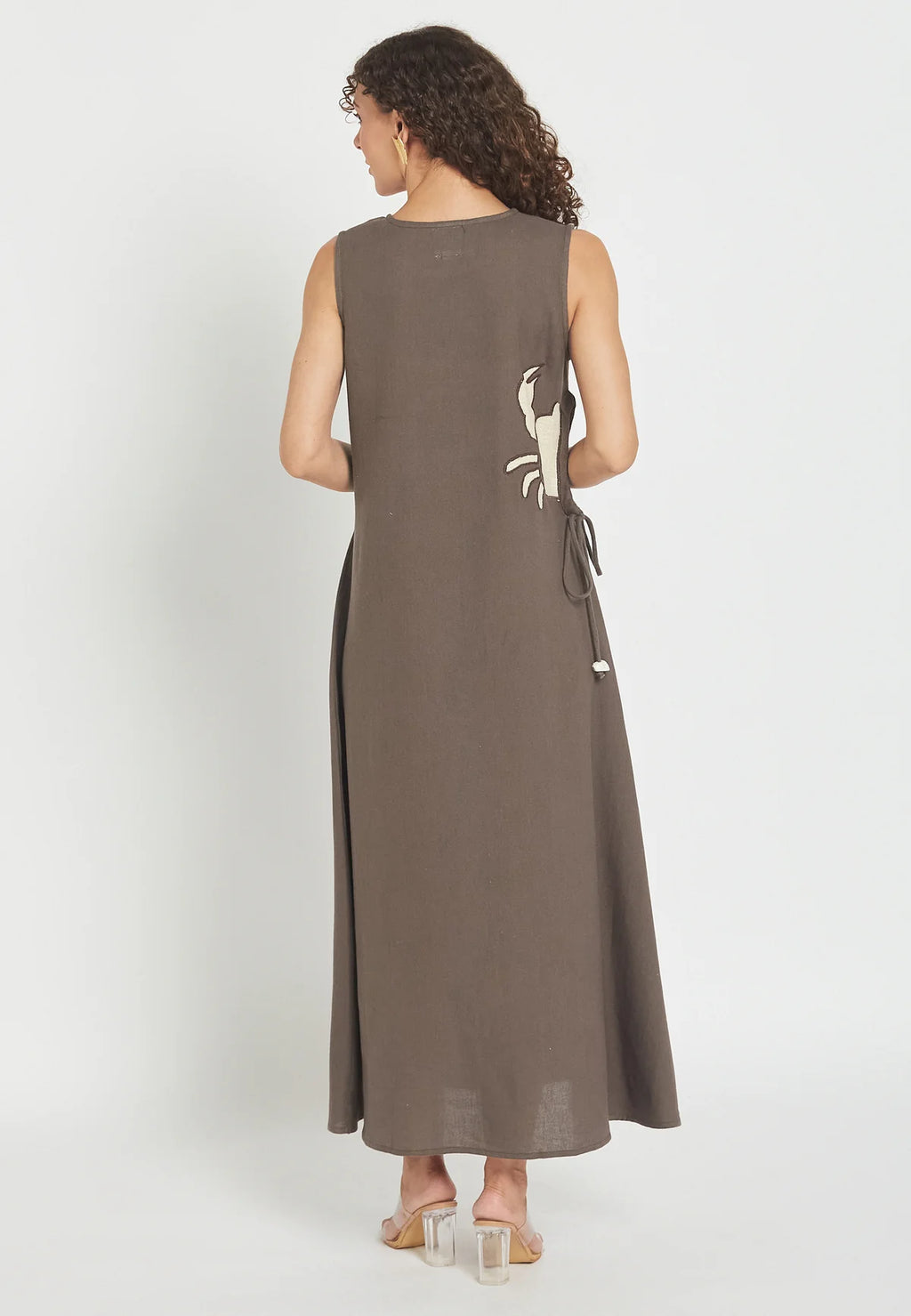 vista trasera Vestido largo marrón combinado con sandalias verano