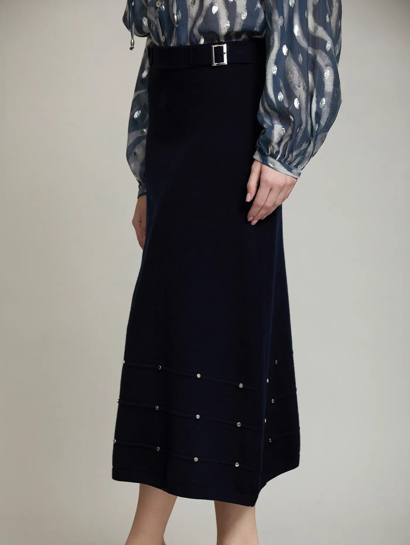Vista lateral de la Falda Dalia de SKATIE azul marino con tachas metálicas en el bajo