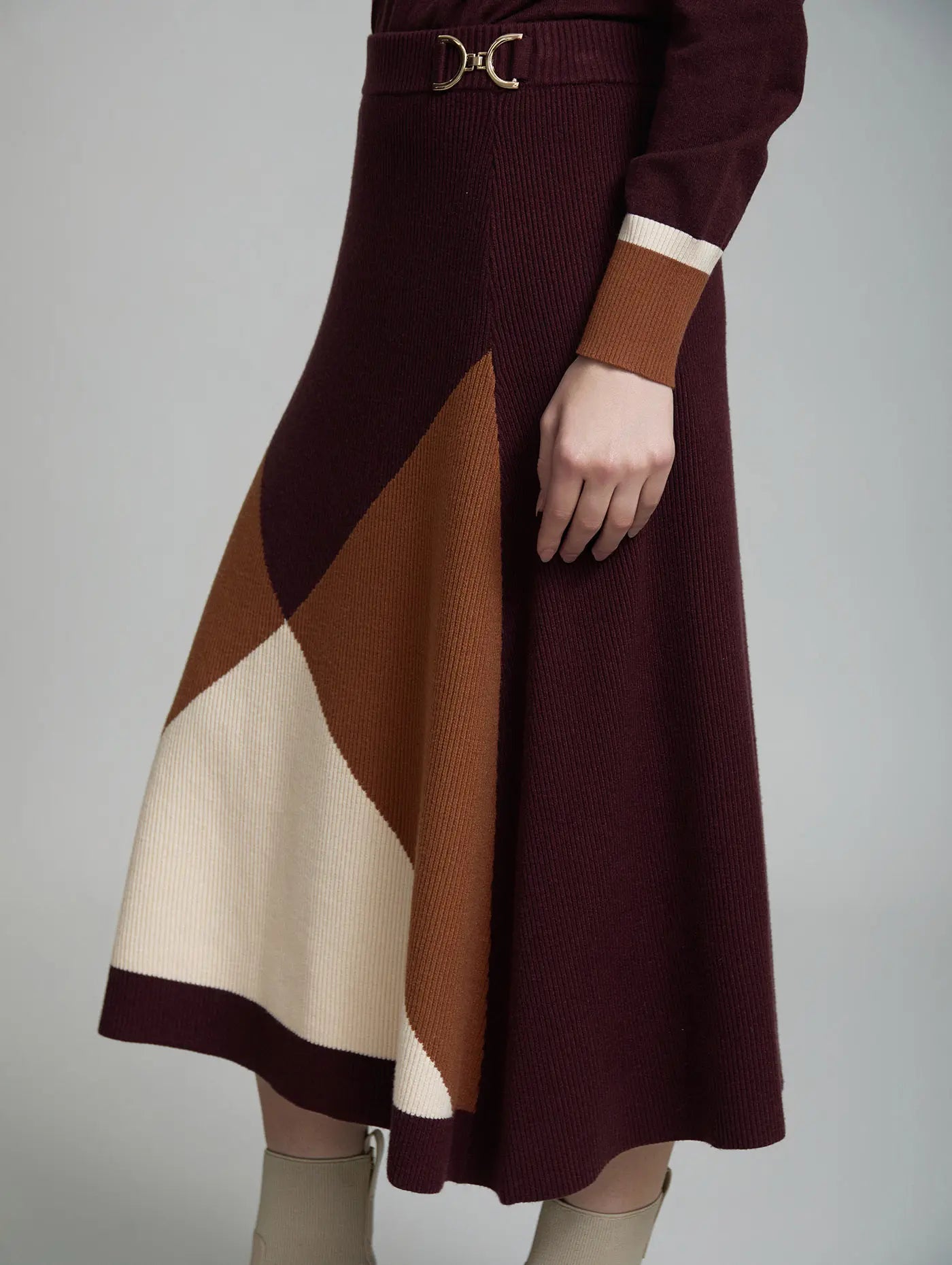 Falda midi Marsala SKATIE con diseño geométrico en contraste