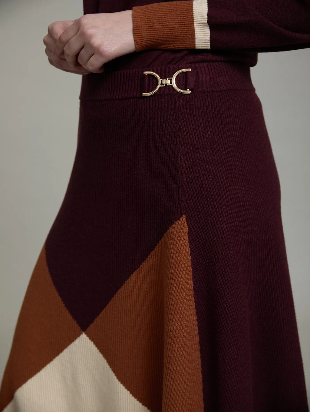 Detalle cinturilla y adorno dorado Falda Conjunto Marsala SKATIE