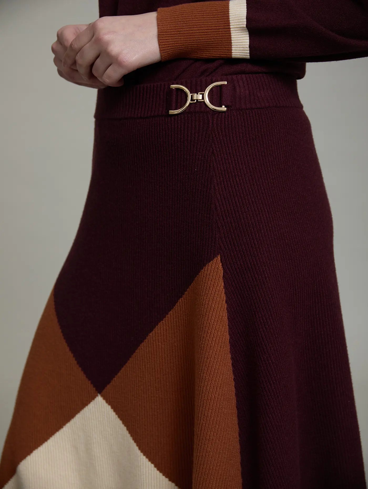 Detalle cinturilla y adorno dorado Falda Conjunto Marsala SKATIE