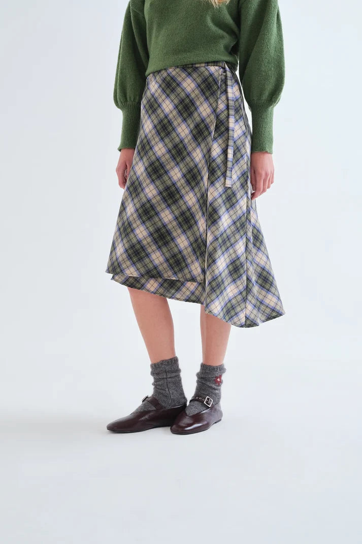 Falda midi de cuadros verdes de algodón combinada con la Camisa Harriet
