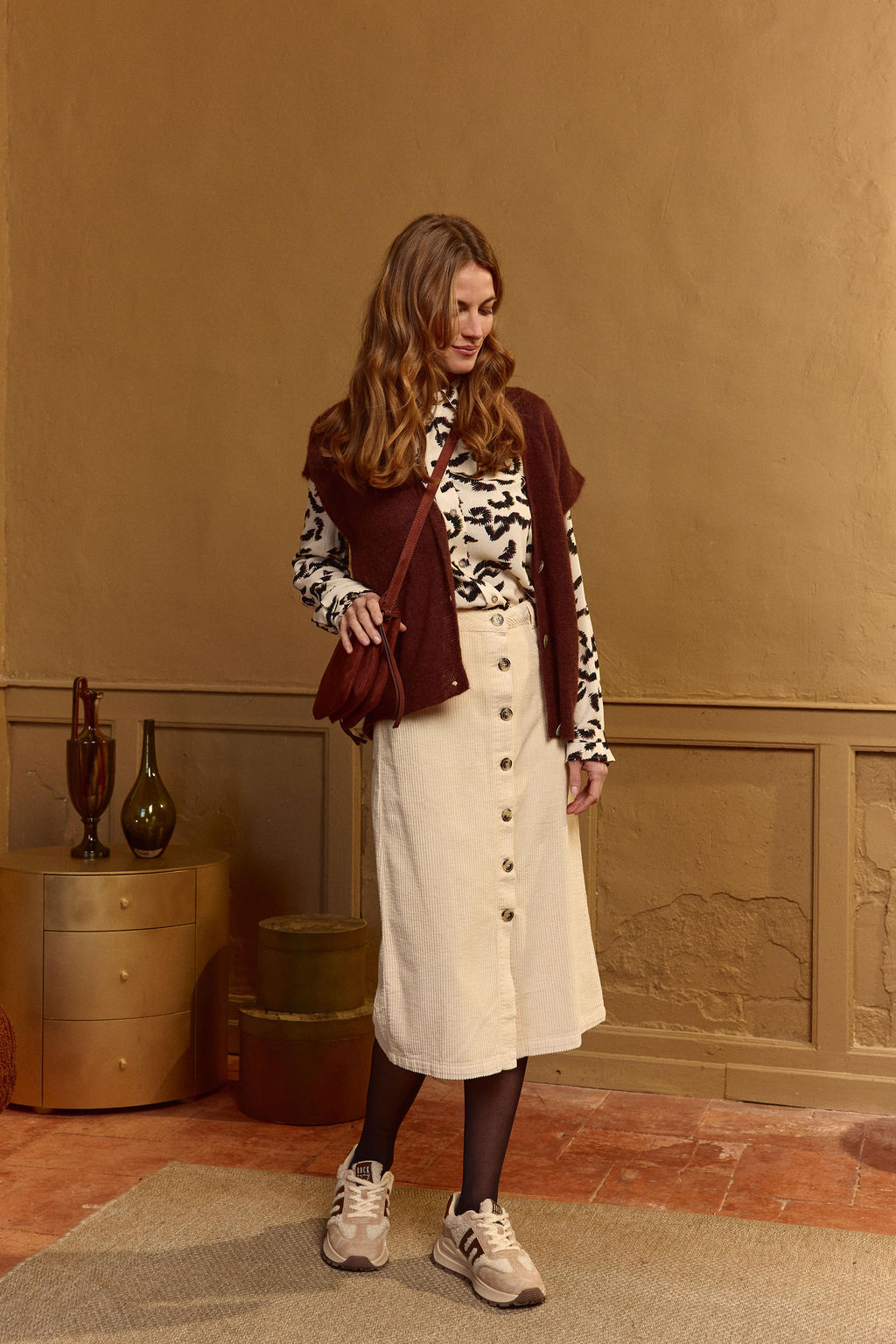 Falda midi de pana beige Lola Espeleta con botones frontales y talle alto, look de mujer otoño invierno
