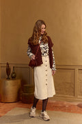 Falda midi de pana beige Lola Espeleta con botones frontales y talle alto, look de mujer otoño invierno
