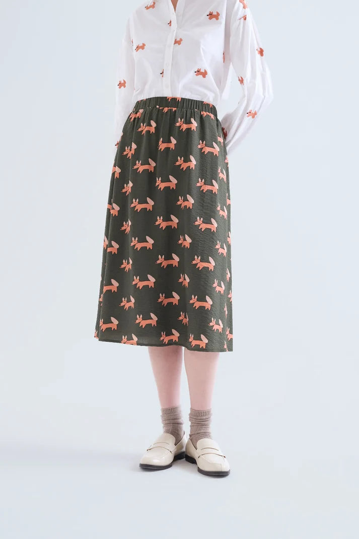 Falda midi verde kaki con estampado de zorros de Compañía Fantástica