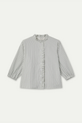 Camisa Odette de mujer con estampado de rayas  negras y volantes decorativos en el delantero
