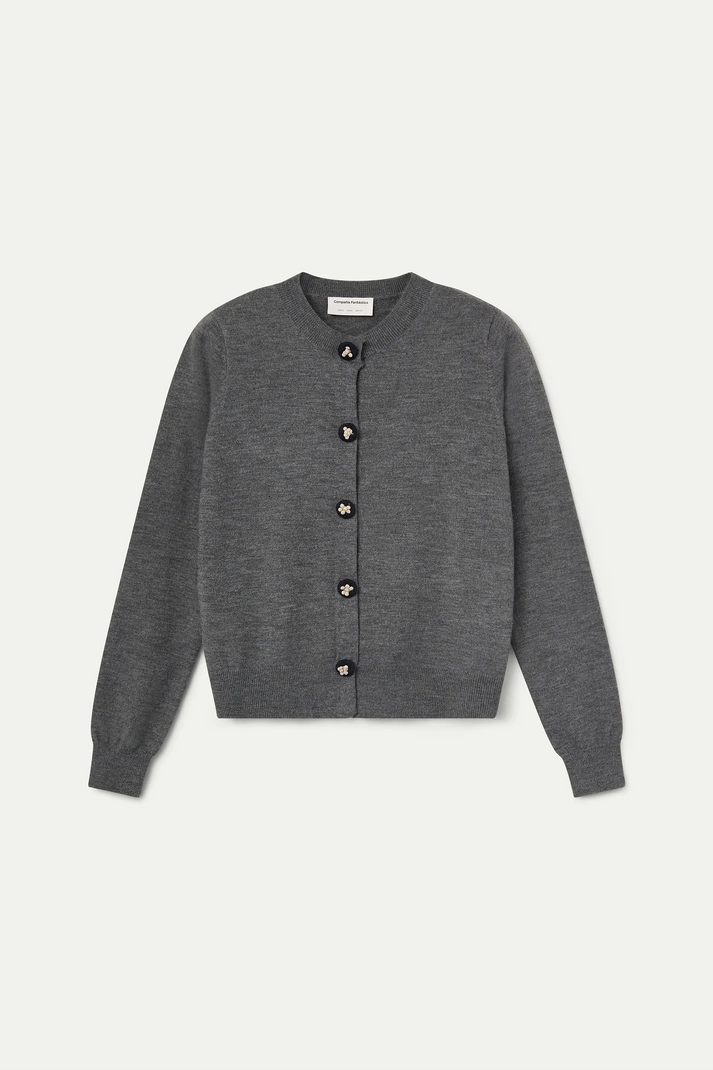 Cárdigan gris de punto Compañía Fantástica combinado en look de mujer