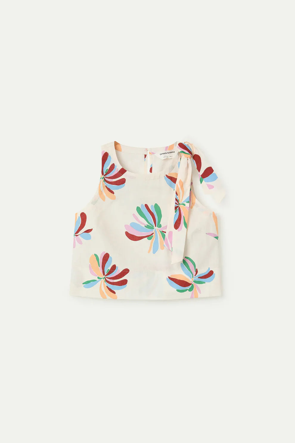Detalle estampado floral artístico top verano mujer