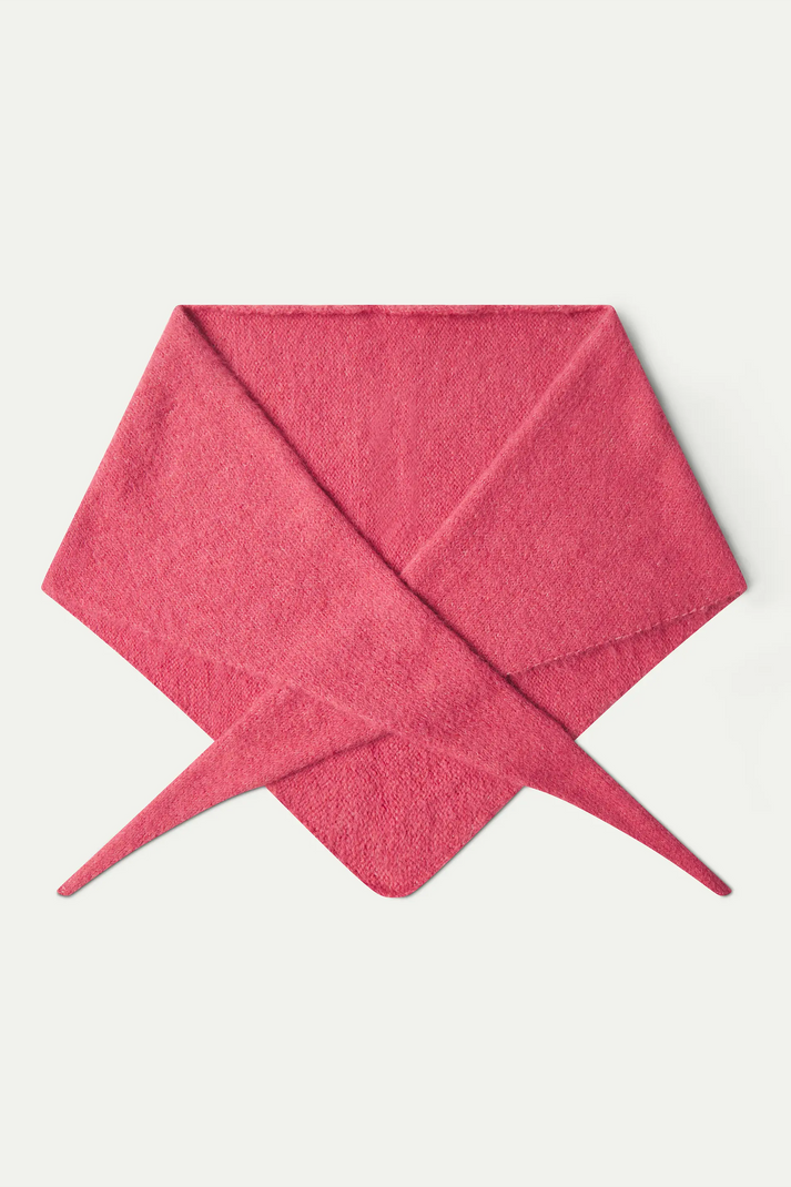 Detalle de la bandana triangular rosa de punto de Compañía Fantástica