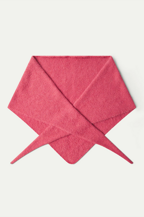 Detalle de la bandana triangular rosa de punto de Compañía Fantástica