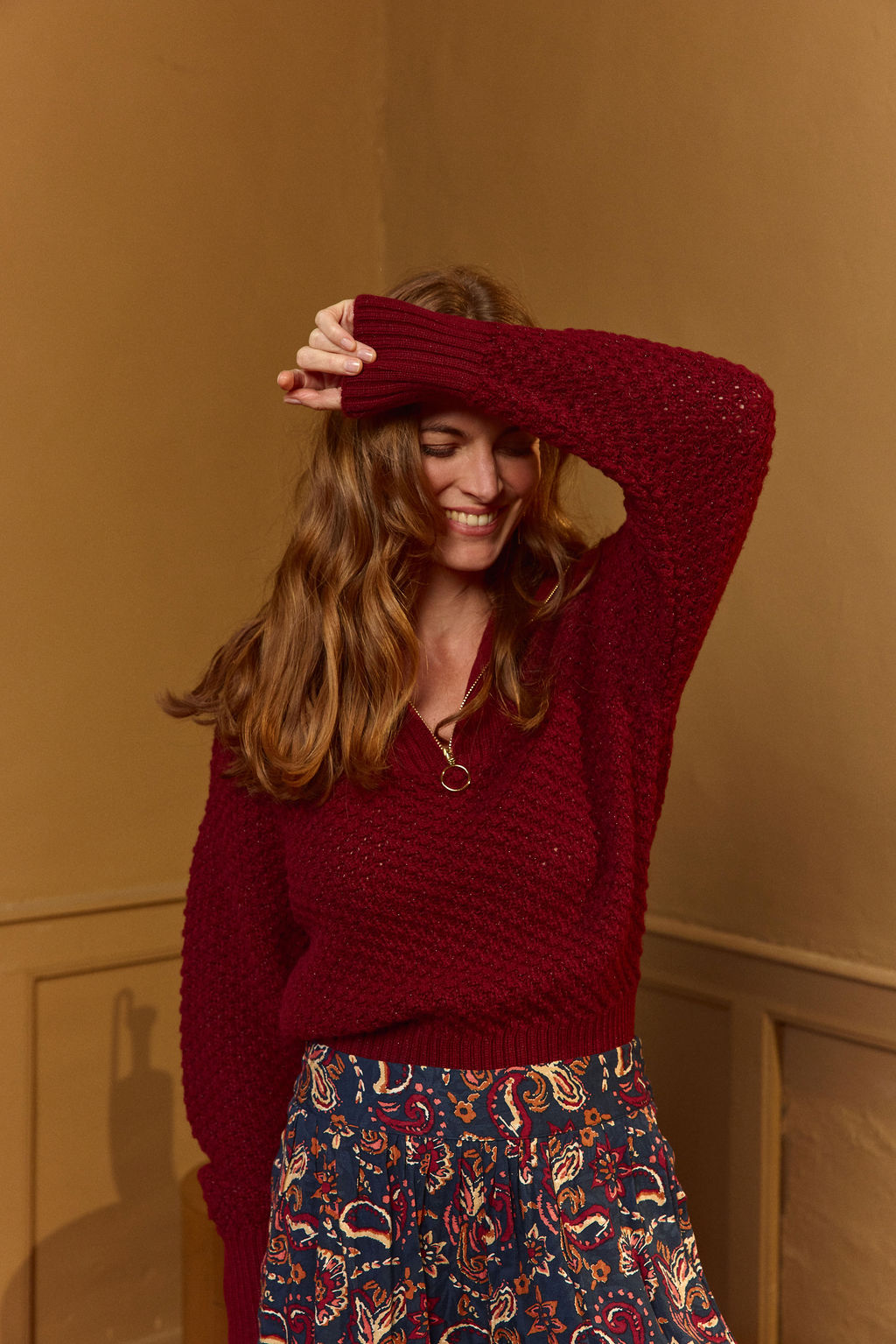 Jersey de punto texturizado granate para mujer con cuello de cremallera, manga larga y puños de canalé