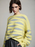 Vista frontal del Jersey Blondie de SKATIE de punto intarsia con diseño de ondas en amarillo y gris, cuello redondo, manga larga y corte amplio
