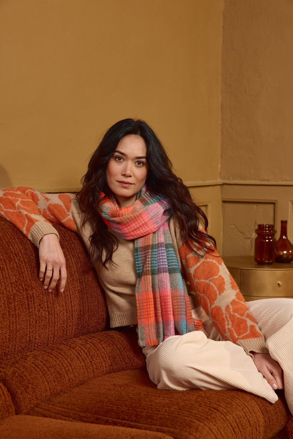 ersey camel de punto para mujer con mangas estampadas en naranja y beige | Lola Espeleta