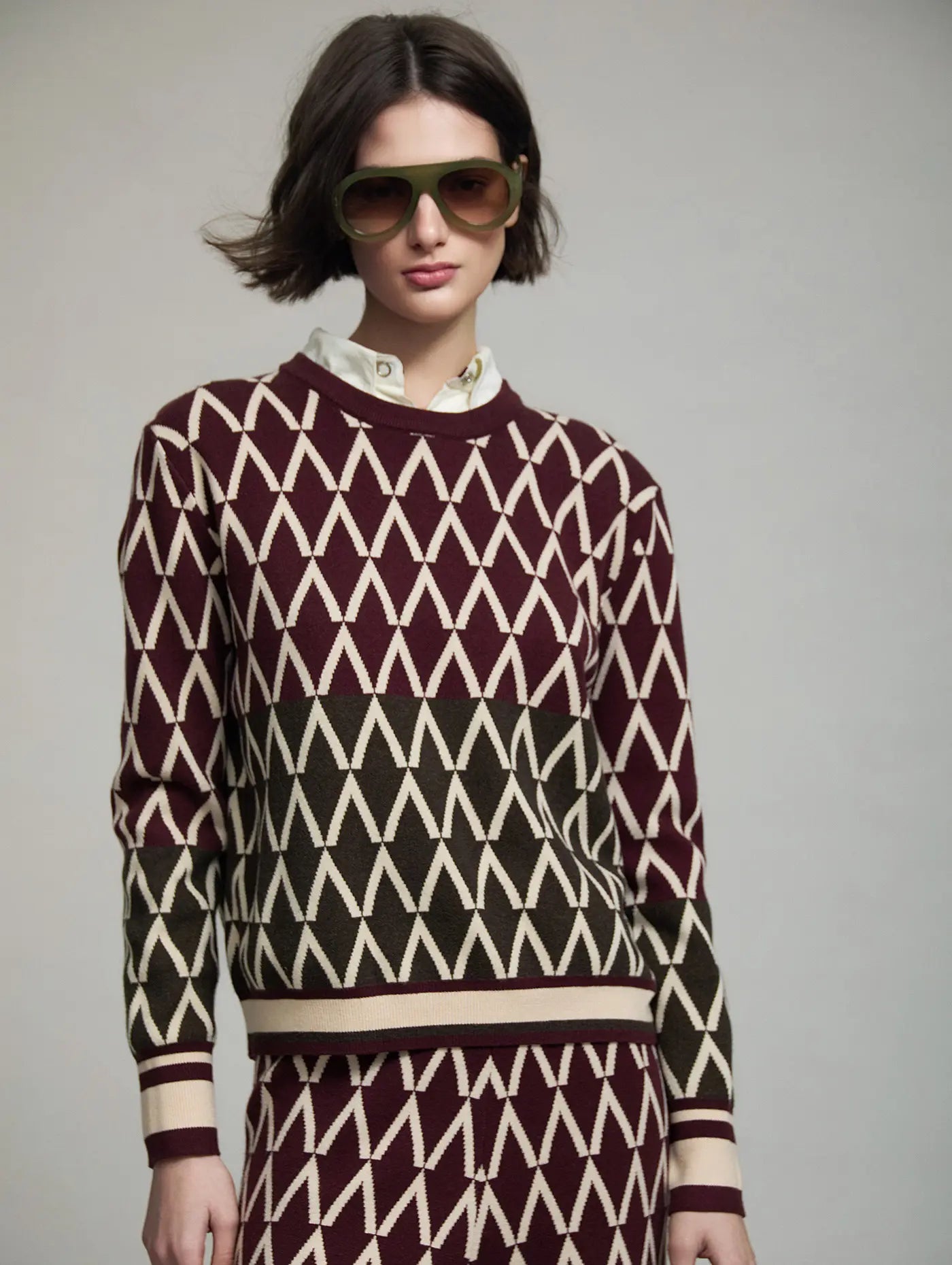 Jersey Mazzoni SKATIE de punto con estampado geométrico base granate y verde oliva