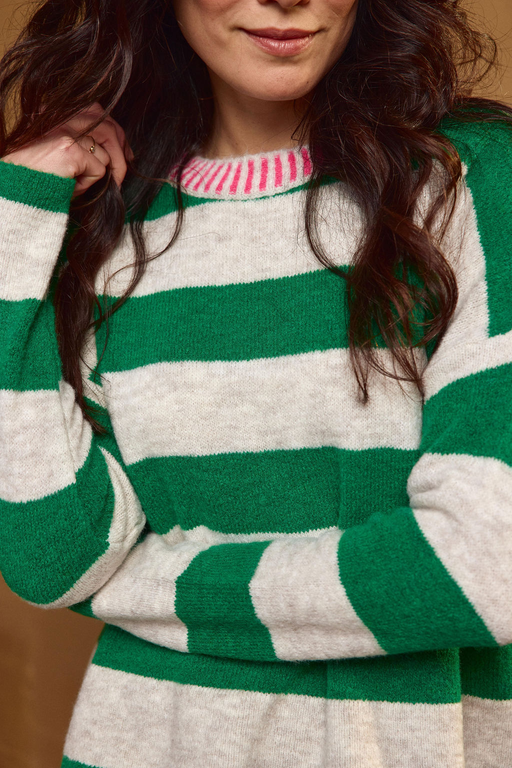 Jersey de punto de rayas anchas verdes y beige con detalle rosa en el cuello para mujer | Lola Espeleta
