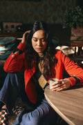 ersey de punto con rombos argyle camel y berenjena y detalles rojos | Lola Espeleta